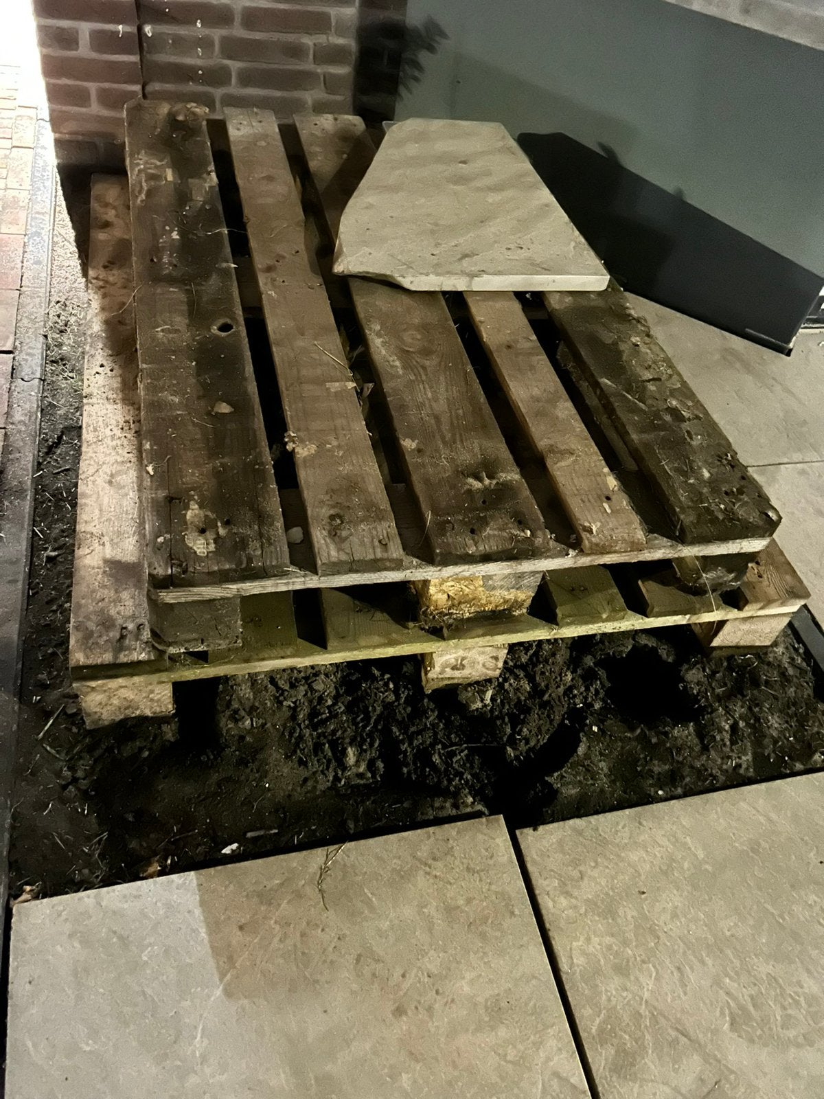 GRATIS! pallets en hout, Ophalen, Zo goed als nieuw, Beton, Terrastegels