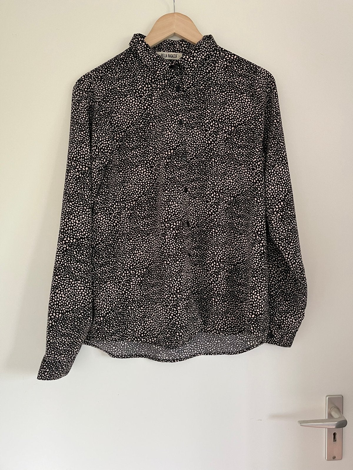 Zwarte blouse met beige stippen, maat 40/L van Bella Ragazza, Ophalen of Verzenden, Nieuw, Maat 38/40 (M), Zwart