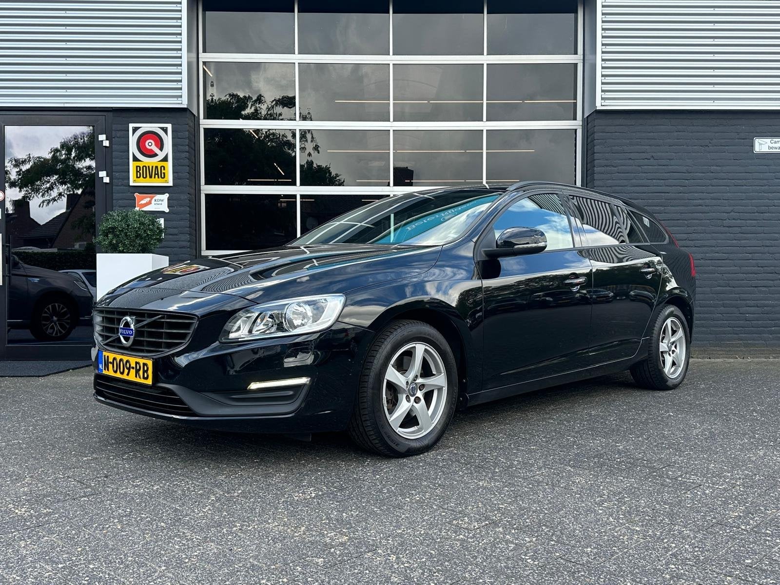 Volvo V60 2.0 T3 Kinetic, Airco, Bluetooth, Cruise, Trekhaak, Auto's, Stof, Gebruikt, 4 cilinders, 1969 cc