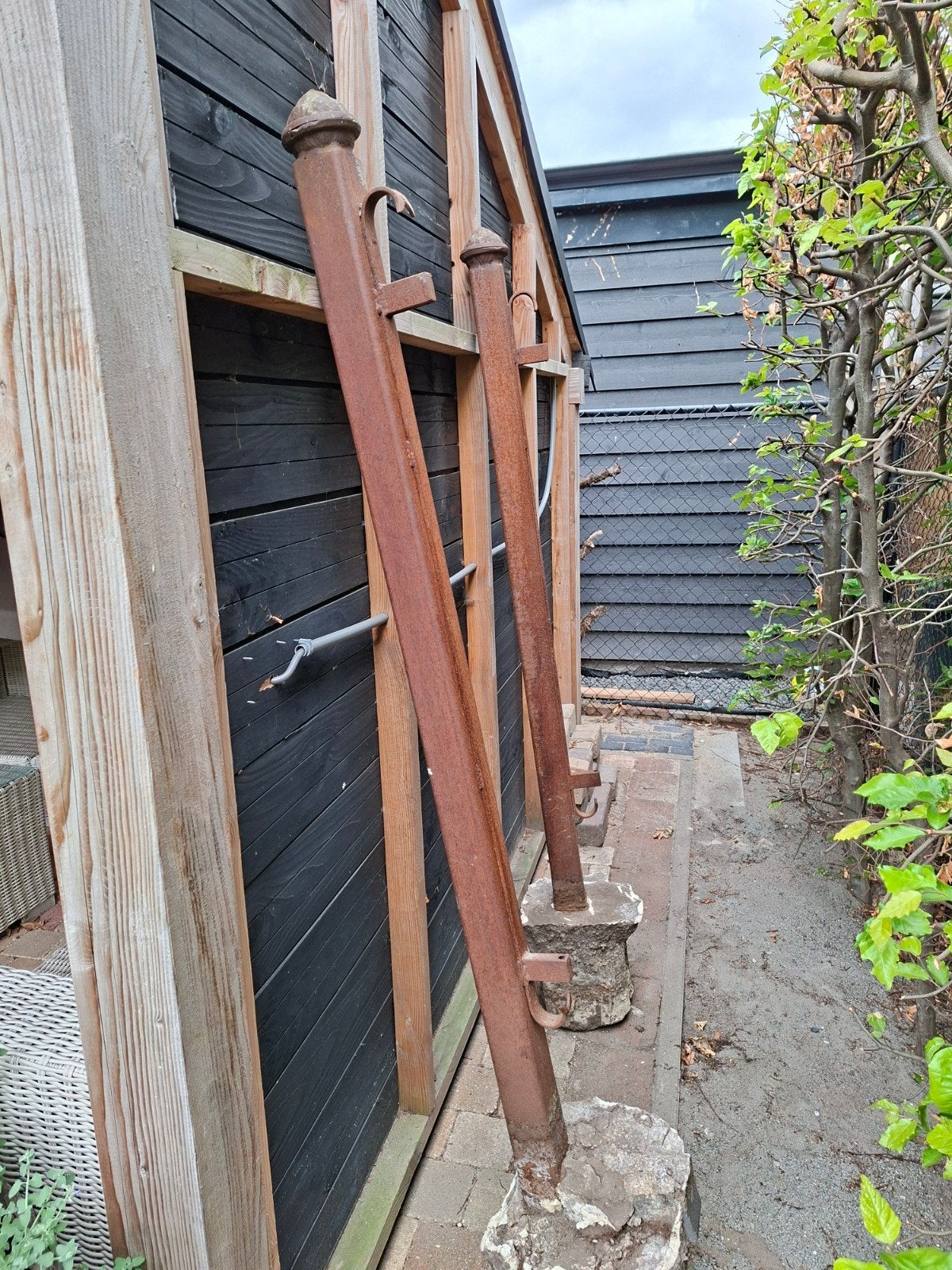 Oude ijzeren hekwerkpalen met sierlijke toppen, Tuin en Terras, Tuinhekken en Hekwerk, Ophalen, Gebruikt, IJzer, Sierhekwerk