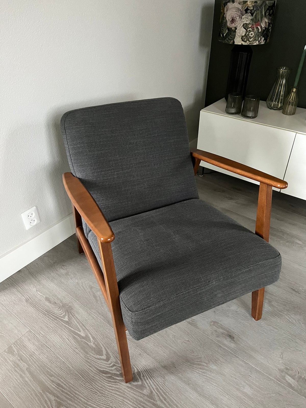 IKEA EKENASET fauteuil – donkergrijs/eiken – zgan, Huis en Inrichting, Ophalen, Eenpersoons, 75 tot 100 cm, Zo goed als nieuw