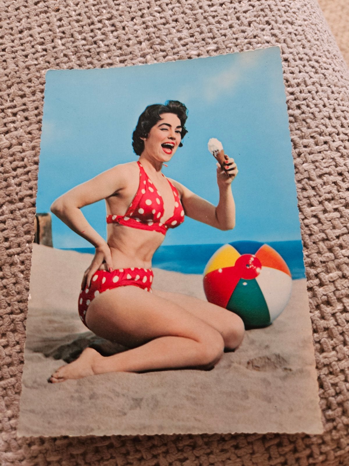 Pin-up Ansichtkaart: Dame in Bikini met IJsje, Ophalen of Verzenden