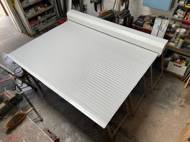 Wit elektrisch rolluik 240 cm breed x 250,5 cm hoog, Ophalen, Gebruikt, 200 cm of meer, Wit