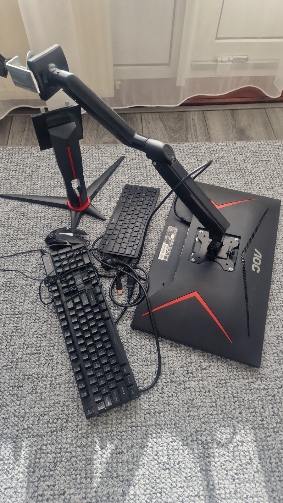 monitor en houder nog geen jaar oud
 he, Ophalen of Verzenden