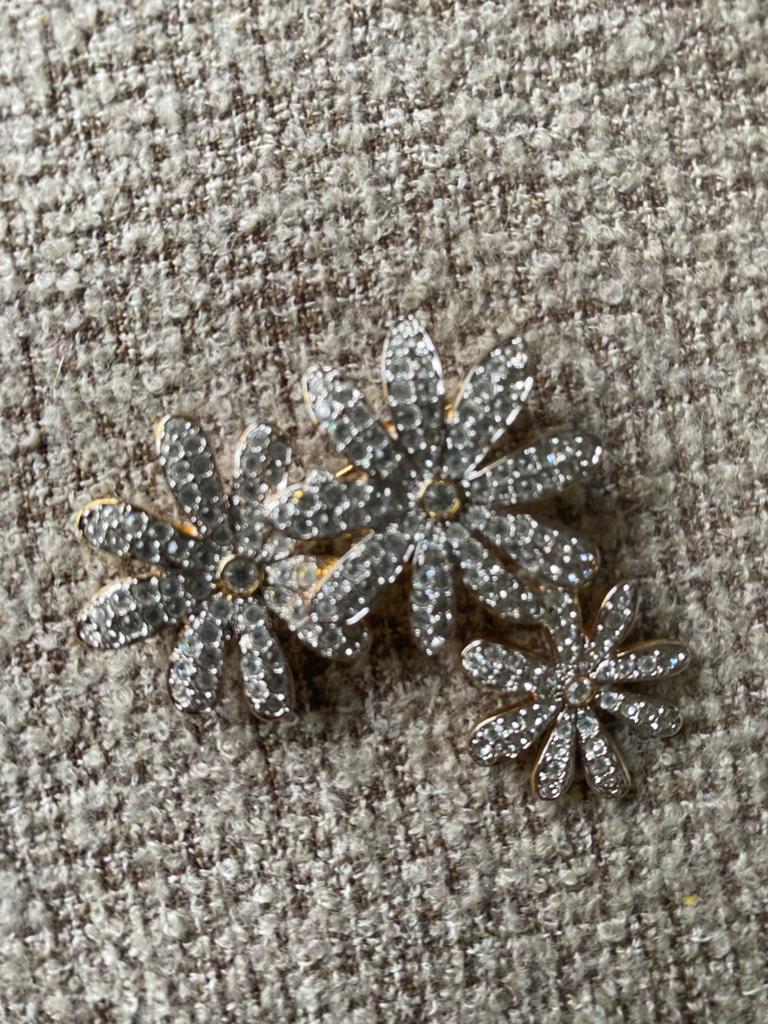 Swarovski diamanten broche in bloemendesign, Sieraden, Tassen en Uiterlijk, Broches, Zo goed als nieuw, Overige materialen, Zilver