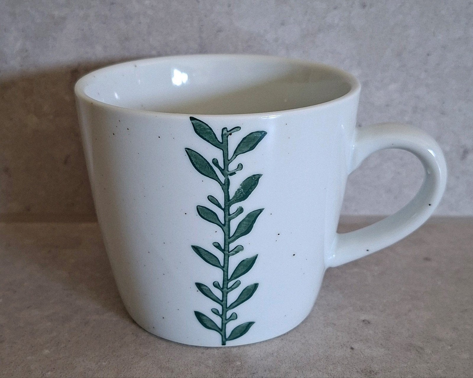 Dille & Kamille Mok met Botanische Bladprint, Keramiek, Ophalen of Verzenden, Zo goed als nieuw, Overige stijlen