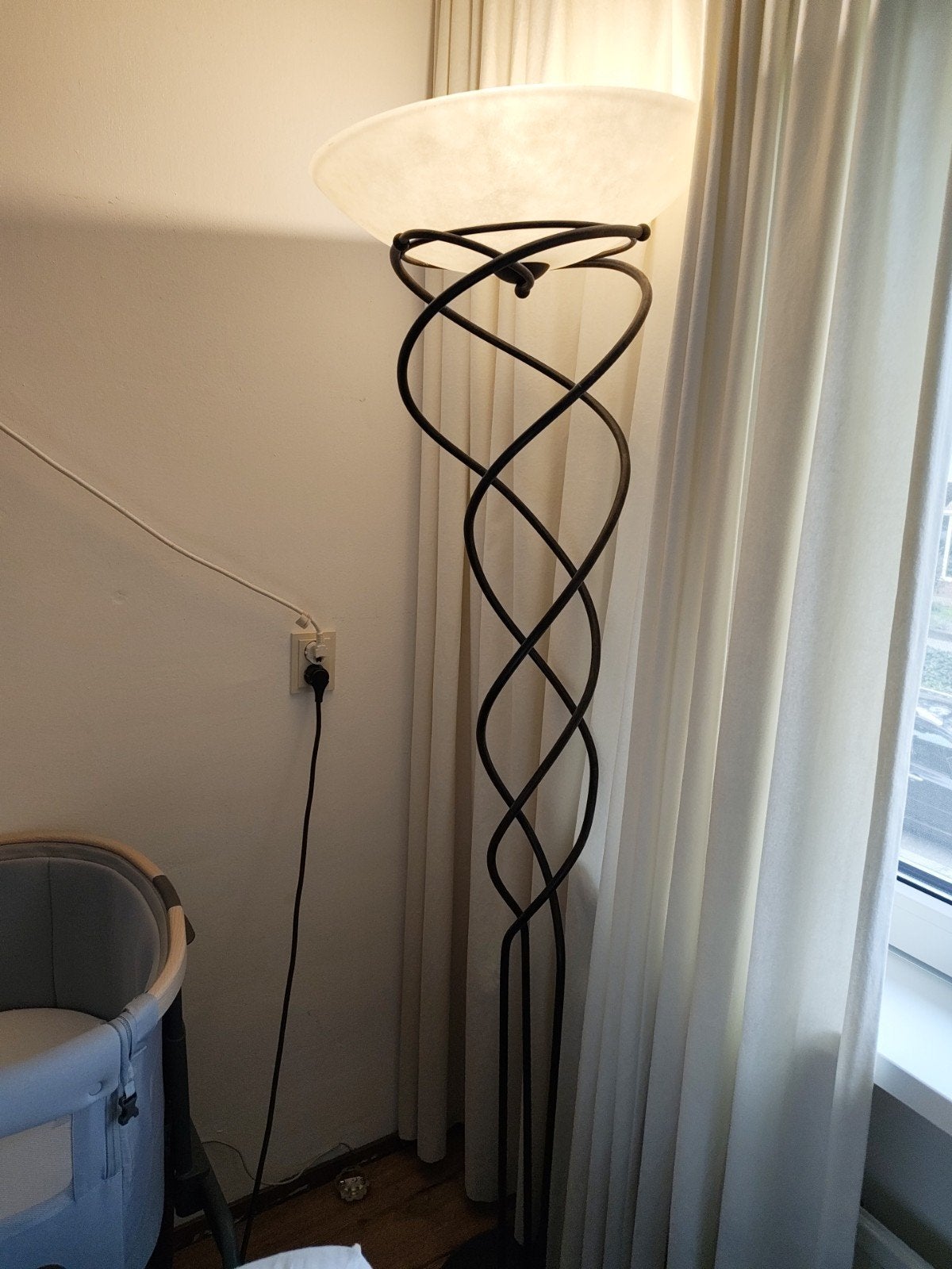 gratis Stijlvolle vloerlamp met spiraalvormig design, Ophalen, E27 (groot), Zo goed als nieuw, Glas