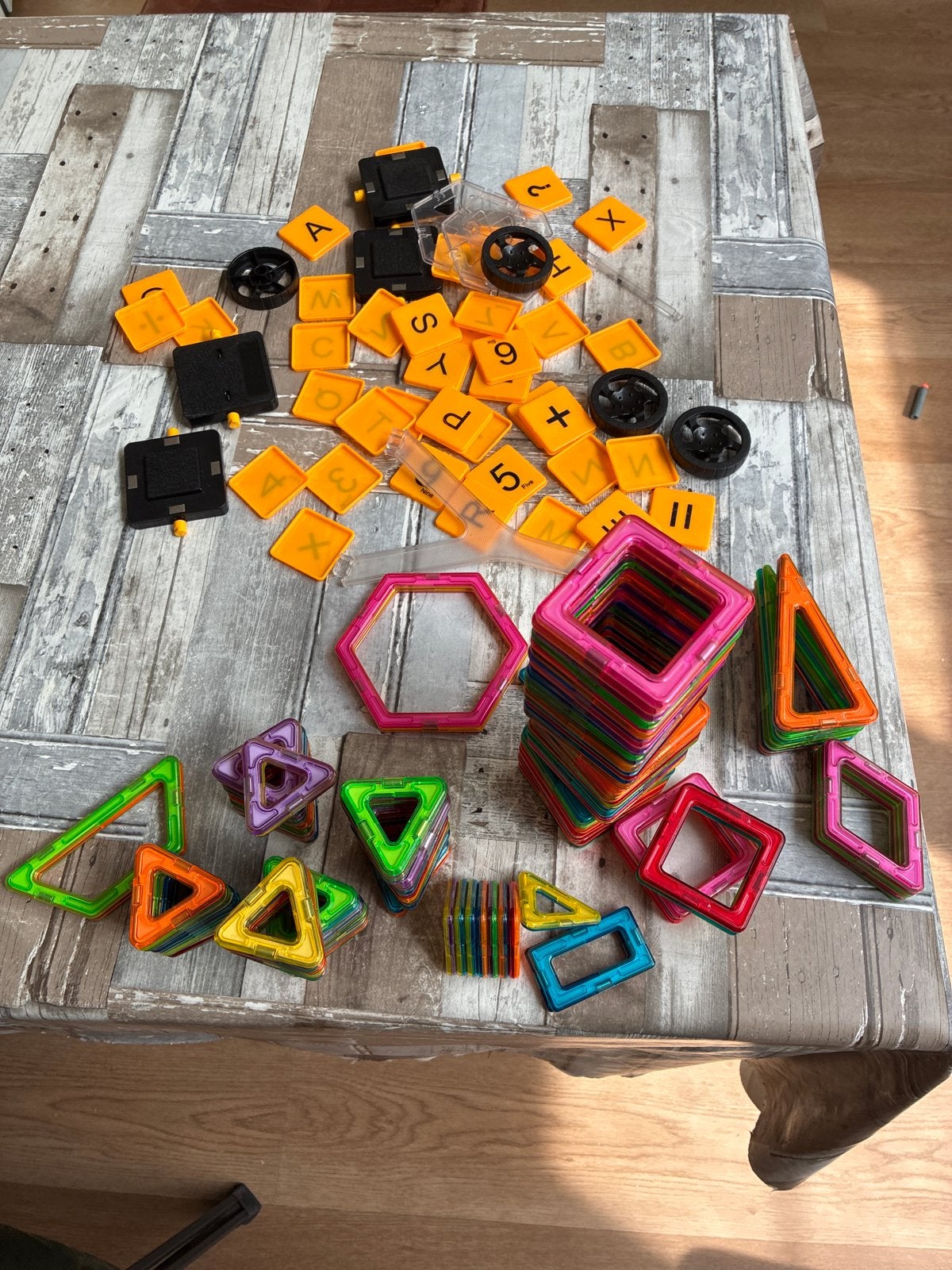 Grote set magnetisch bouwspeelgoed met wielen en letters, Ophalen of Verzenden, Gebruikt