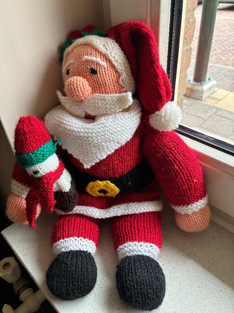 Gebreide Kerstman Gebreid met kleine kerstpop 40 cm hoog, Ophalen of Verzenden, Nieuw
