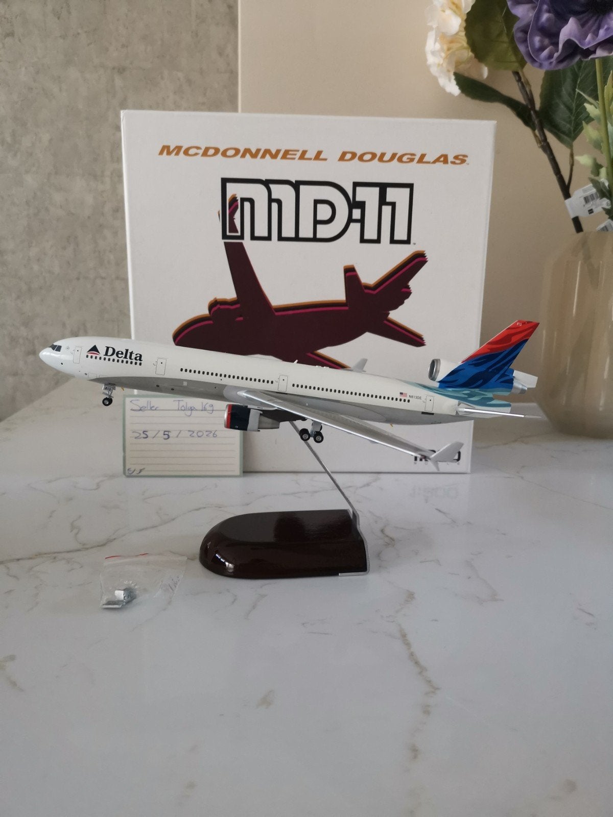 Delta Airlines Deltaflot 'Colours In motion' MD-11 1:200 SMA, Overige merken, 1:200 of kleiner, Nieuw, Ophalen of Verzenden