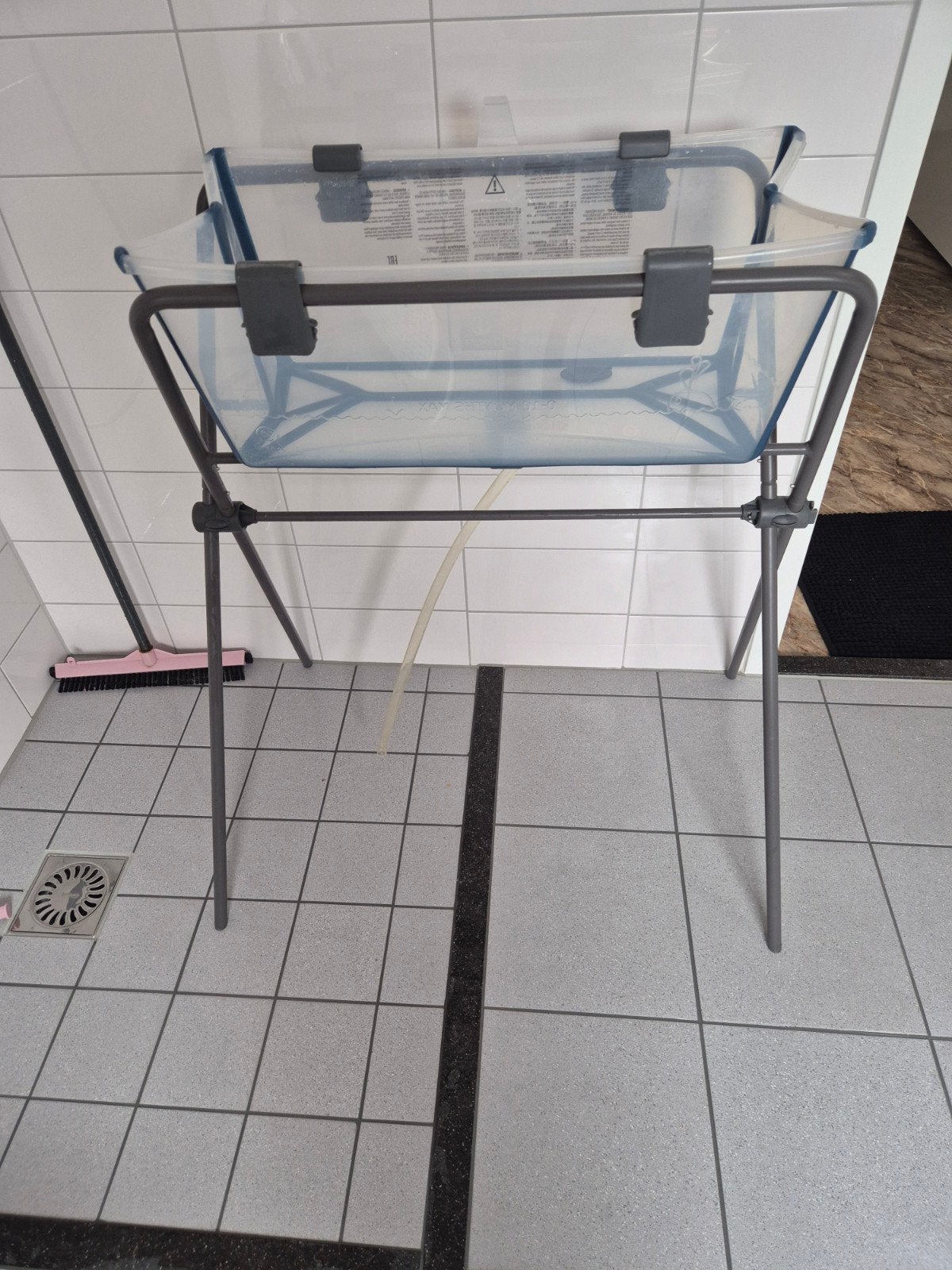 Stokke Baby badje met standaard - Zo goed als nieuw, Kinderen en Baby's, Zo goed als nieuw, Badje, Standaard, Ophalen