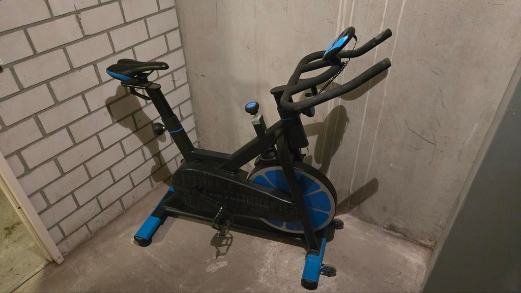 Spinningfiets - Ideaal voor thuistraining, Sport en Fitness, Fitnessapparatuur, Gebruikt, Spinningfiets, Benen, Metaal, Ophalen