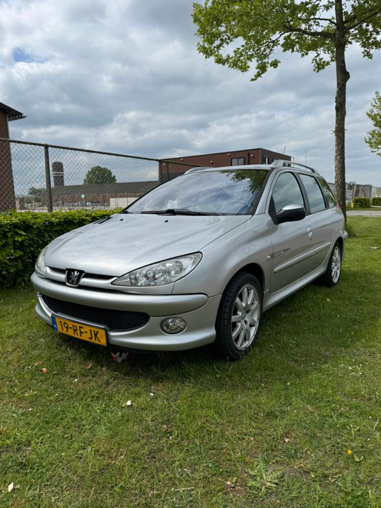 Peugeot 206 1.6 16V SW 2005 Grijs, Auto's, Peugeot, Voorwielaandrijving, 15 km/l, 40 €/maand, 4 cilinders