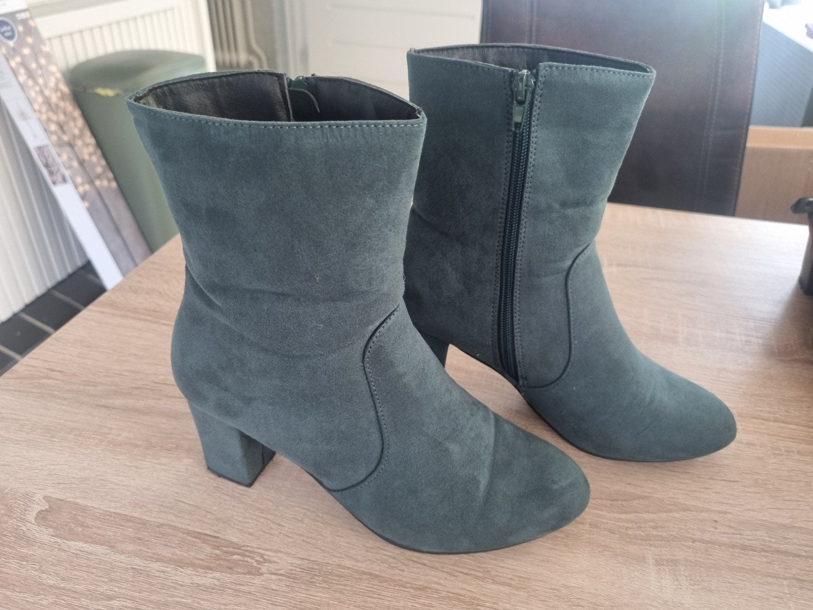 Groene suède look enkellaarsjes  maat 38., Ophalen of Verzenden, Zo goed als nieuw, Groen