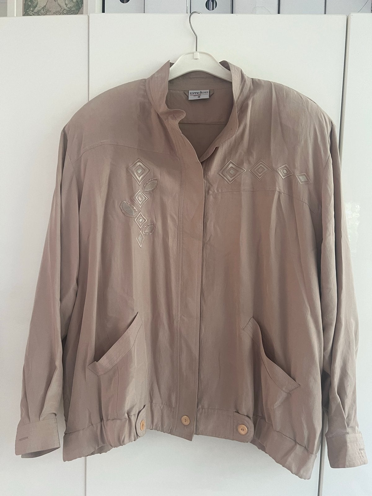 Emdee zijden jasje met borduursels maat 48, Ophalen of Verzenden, Zo goed als nieuw, Maat 46/48 (XL) of groter, Beige
