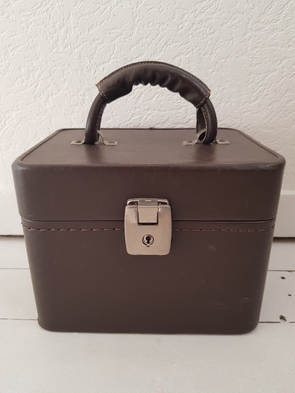 Donkerbruine beautycase koffer met slot H 18 cm L 24 cm, Sieraden, Tassen en Uiterlijk, Beautycases, Ophalen of Verzenden, Gebruikt
