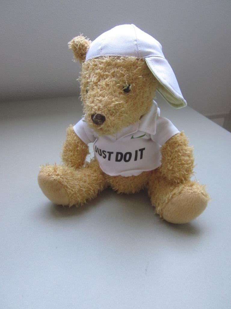 Fun4All lichtbruin ruwharig pluche beer wit shirt +witte pet, Kinderen en Baby's, Speelgoed | Knuffels en Pluche, Overige merken