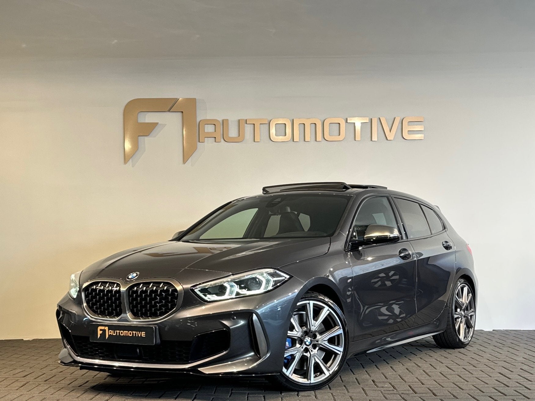BMW 1-serie M135i xDrive High Executive Edition Pano|HuD|H/K, Auto's, BMW, Gebruikt, 4 cilinders, Bedrijf, Vierwielaandrijving