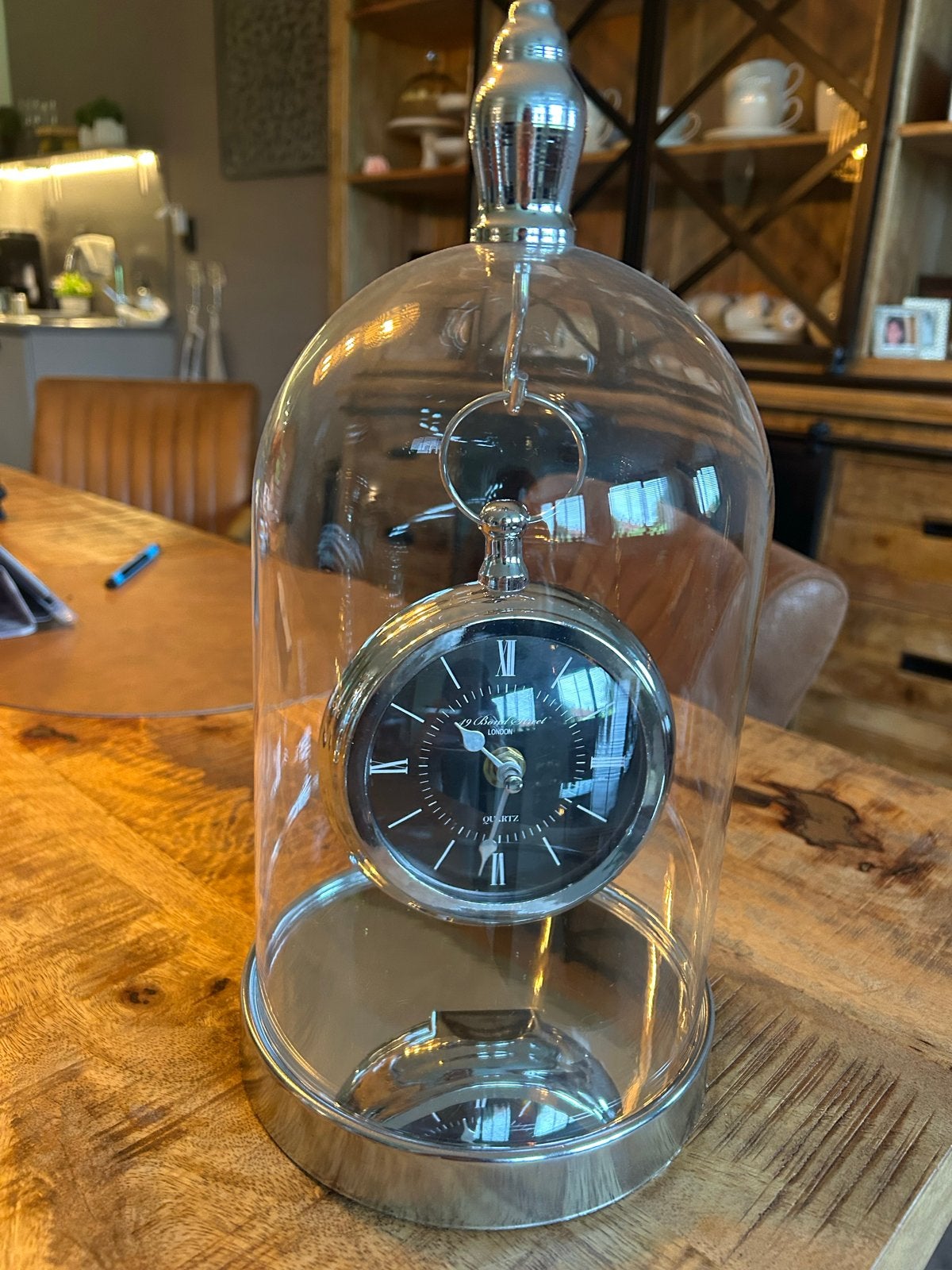 Decoratieve klok onder glazen stolp, Ophalen, Vintage, Analoog, Werkt op batterijen