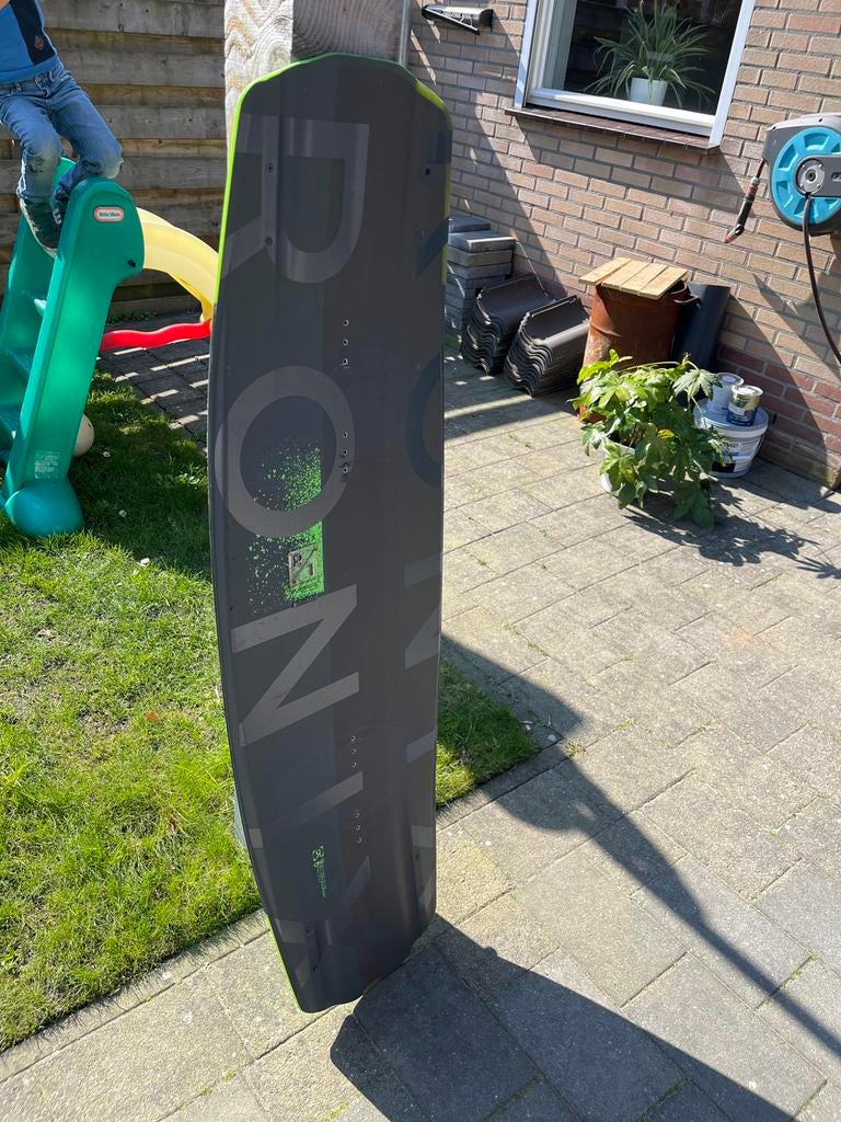Ronix R1 Timebomb Wakeboard - Zo goed als nieuw, Watersport en Boten, Ophalen of Verzenden, Zo goed als nieuw, Board