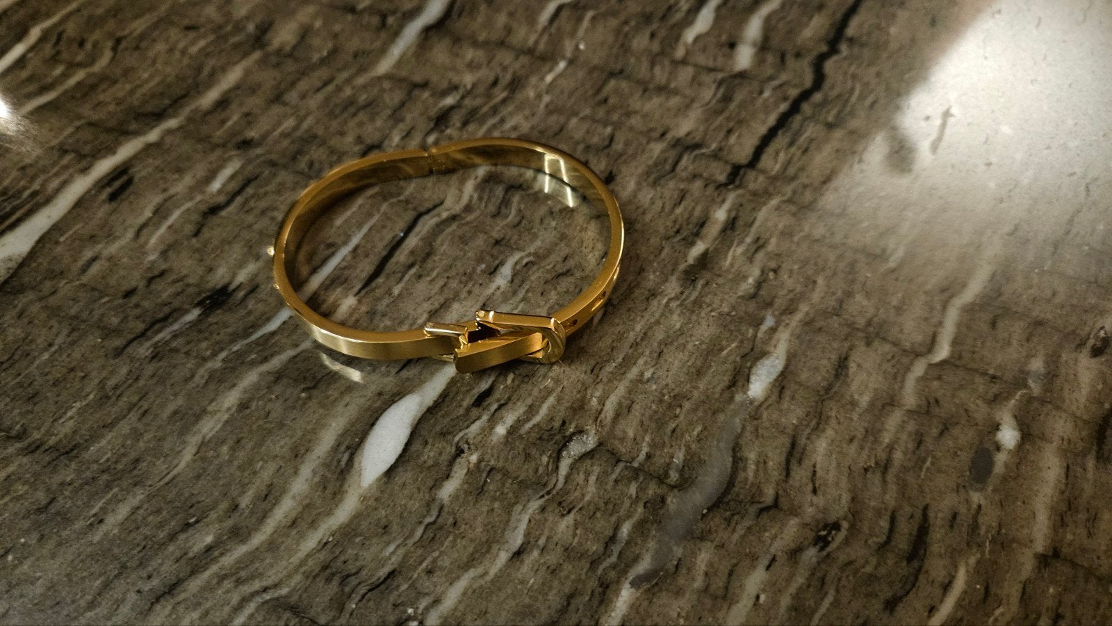 BE GOLDEN ARMBANDJE, Ophalen