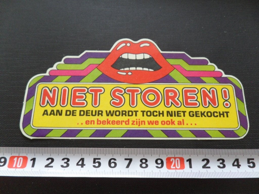 sticker niet storen! aan de deur wordt toch niet gekocht ..., Verzamelen, Ophalen, Zo goed als nieuw