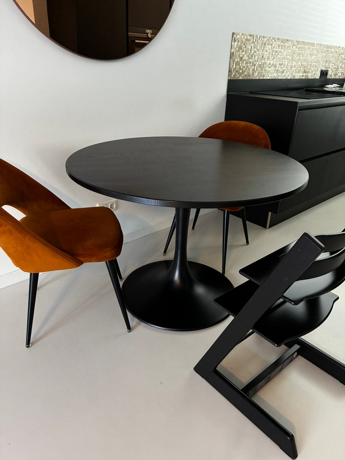Woood Jazz Eettafel Trompetvoet Eiken Blacknight ø110, 100 tot 150 cm, Rond, Zo goed als nieuw, Vier personen