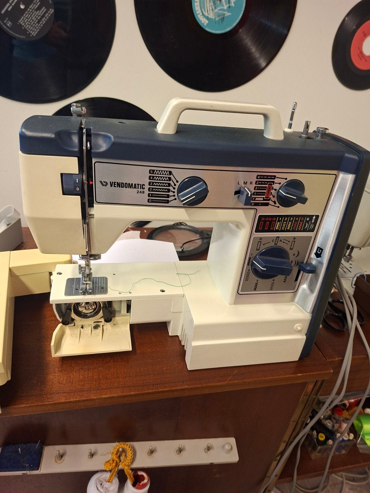 Twee antieke niet werkende naaimachines, Hobby en Vrije tijd, Naaimachines en Toebehoren, Ophalen, Zo goed als nieuw, Lockmachine