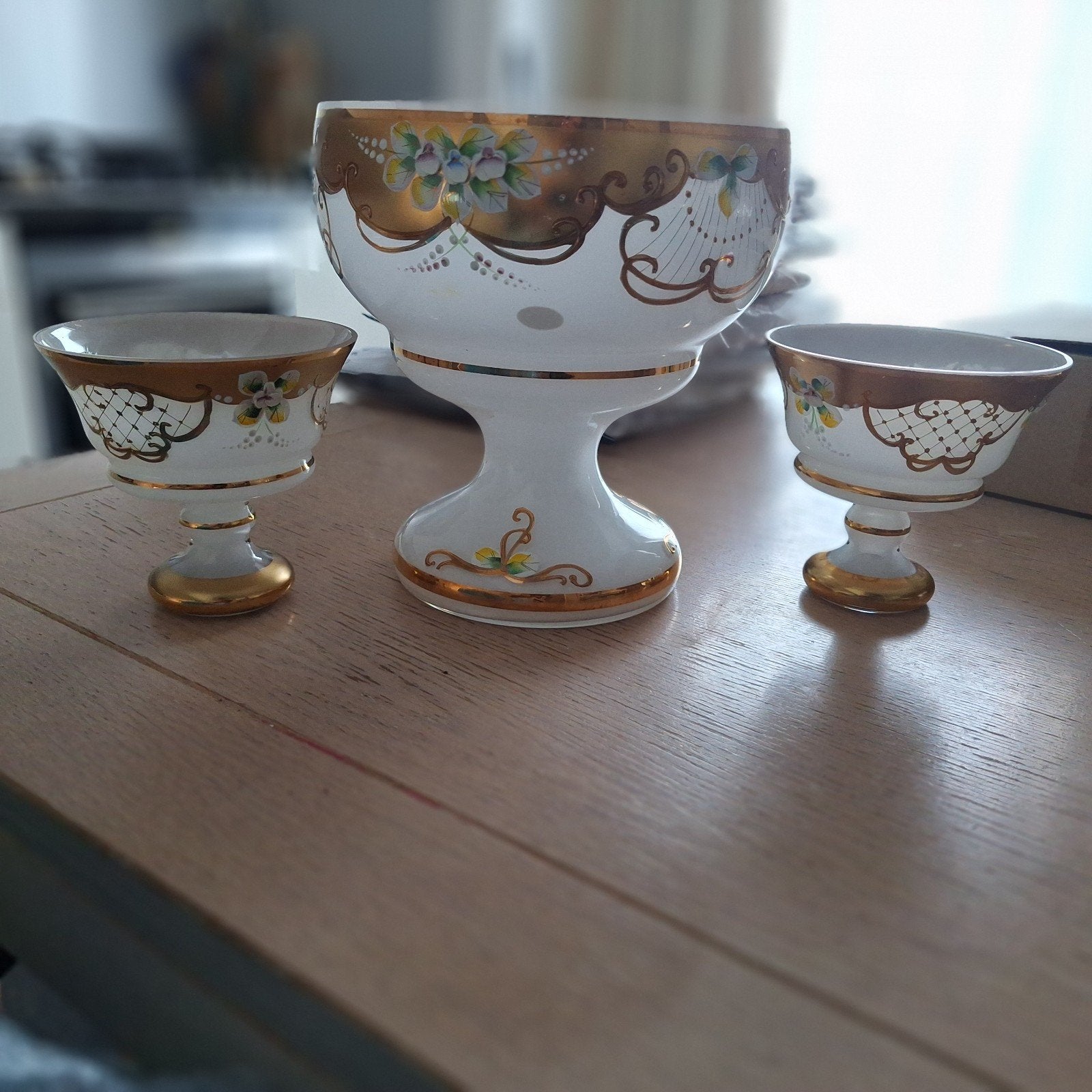 Grote schaal met 2 kleine schaaltjes - Wit met goud motief, Antiek en Kunst, Ophalen of Verzenden