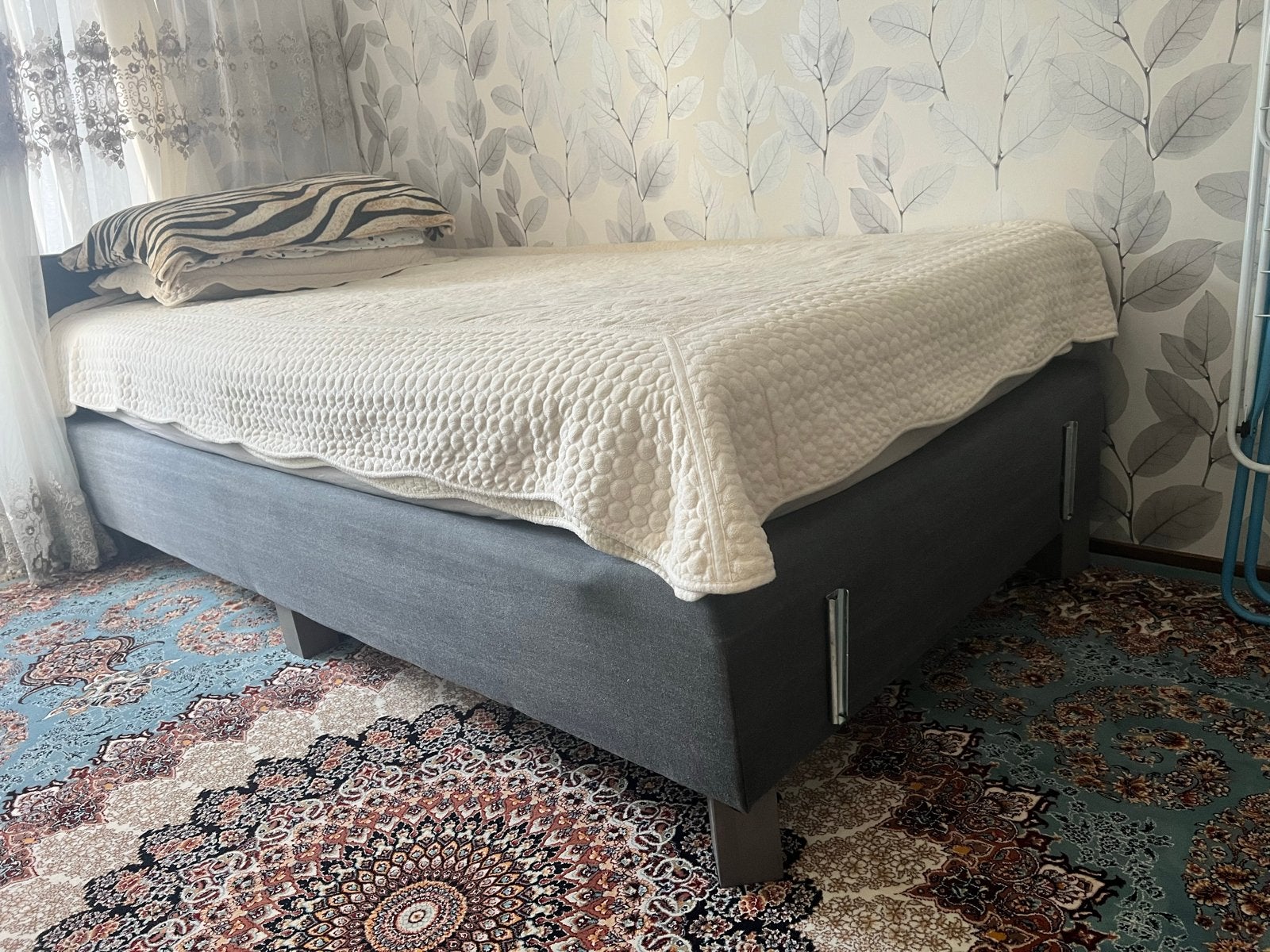 Comfortabel eenpersoonsbed met grijze stoffen bekleding, Ophalen, Eenpersoons, 200 cm, 100 cm