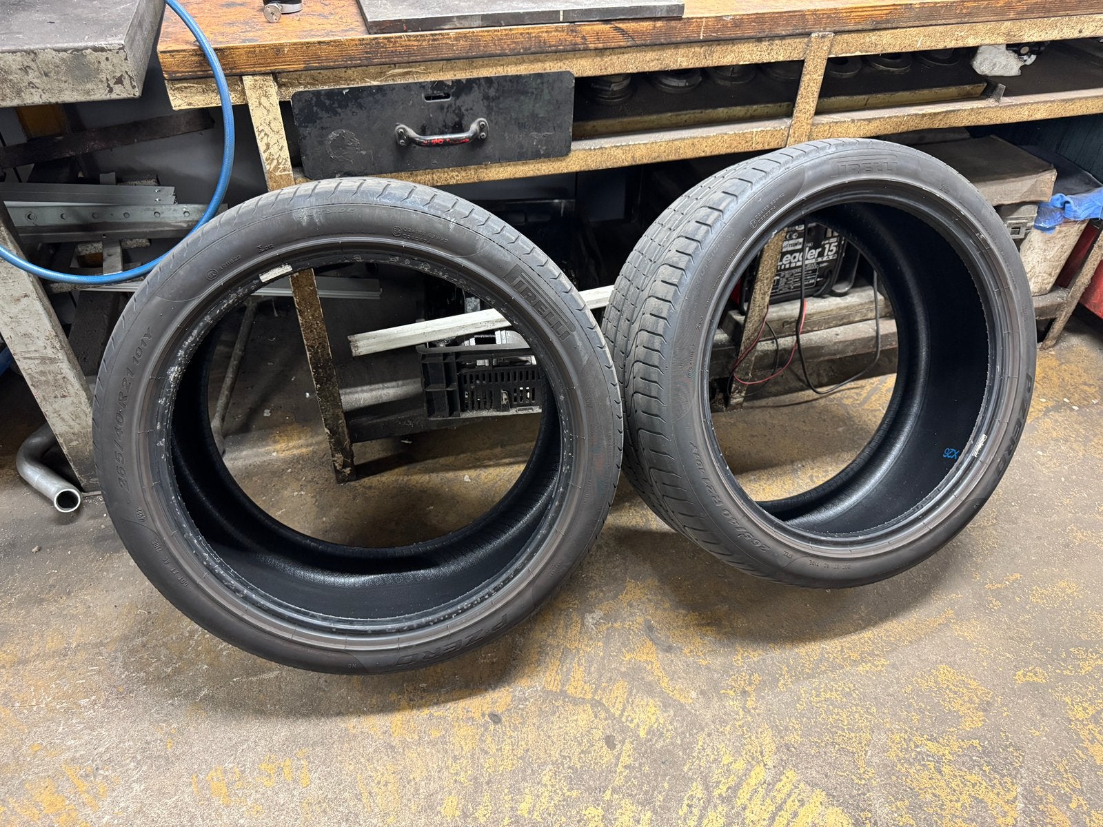 2x Pirelli P ZERO zomerbanden 265 40 21 4mm, Auto-onderdelen, Banden en Velgen, Ophalen, 265 mm, 21 inch, Band(en)