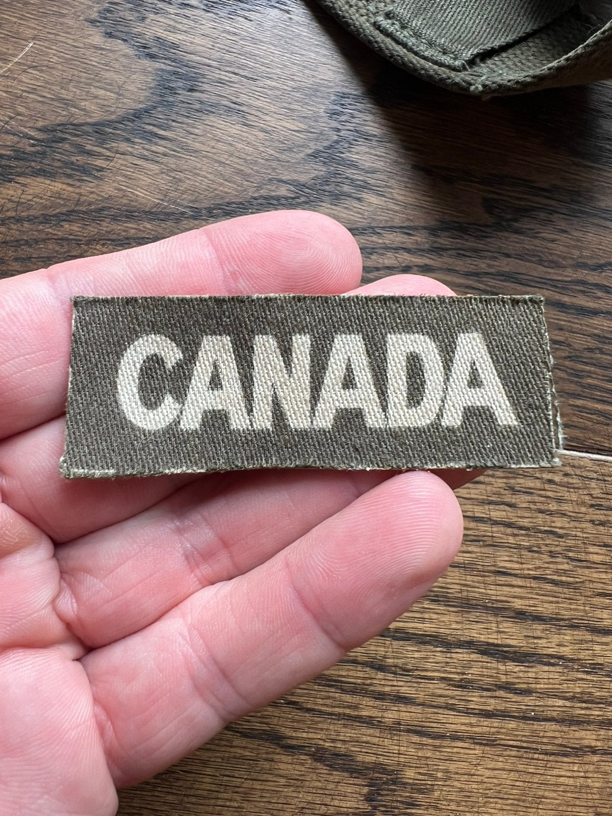 WO2 Canadees printed straatnaam embleem canada, Verzamelen, Verzenden, Embleem of Badge