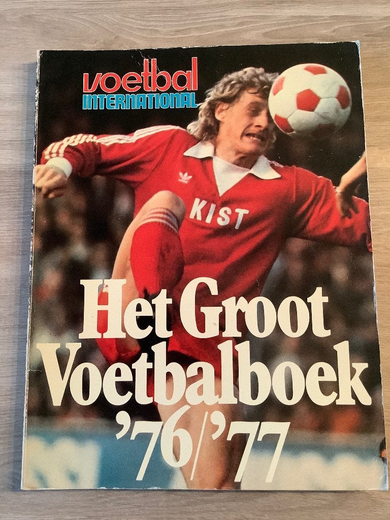 Voetbal International Het Groot Voetbalboek 1976-1977, Gelezen, Ophalen of Verzenden, Balsport, Voetbal International