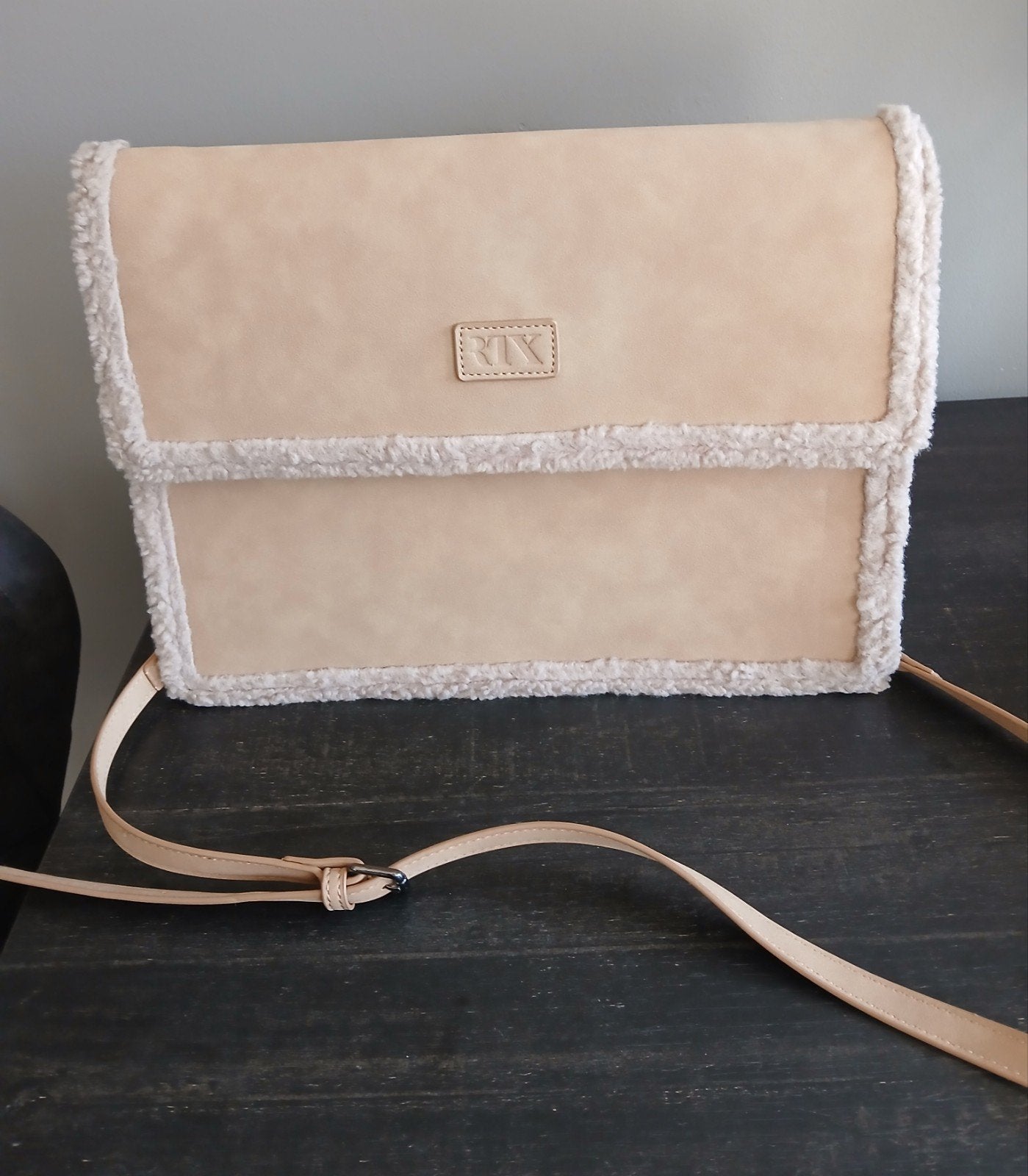 Beige schoudertas met teddy details - RTX -nieuw met kaartje, Sieraden, Tassen en Uiterlijk, Ophalen of Verzenden, Nieuw, Beige