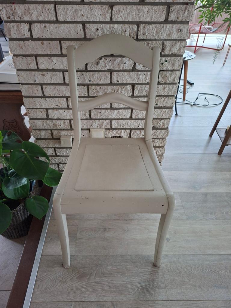 Brocante taupe houten stoel, Huis en Inrichting, Stoelen, Ophalen, Gebruikt, Bruin, Eén
