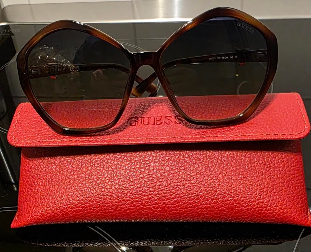 Guess zonnebril bruin met rood hoesje, Ophalen of Verzenden, Nieuw, Bruin, Zonnebril