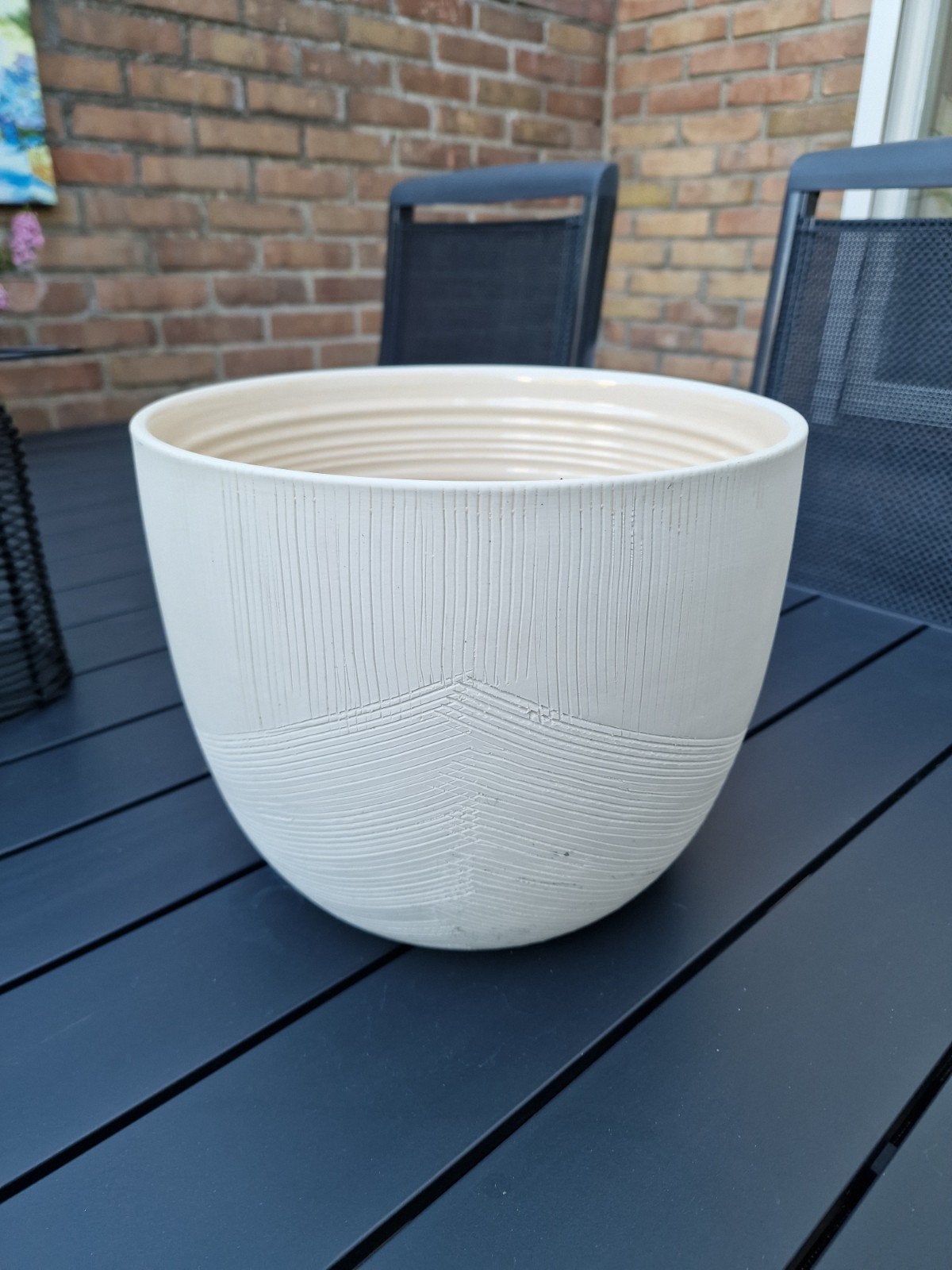 Mooie crèmekleurige bloempot met reliëf, Tuin en Terras, Bloempotten, 25 tot 40 cm, Gebruikt, Rond, Ophalen of Verzenden