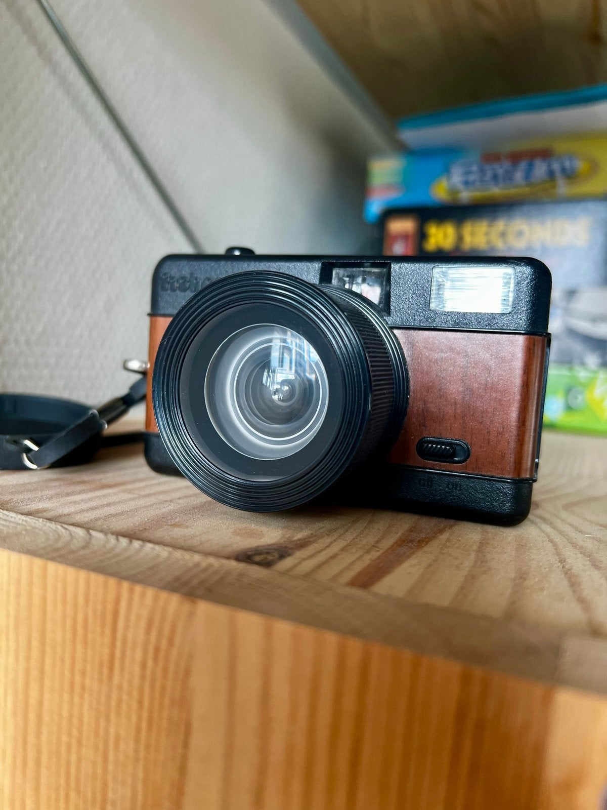 Lomography One Fisheye Camera met houtlook, Ophalen of Verzenden, Zo goed als nieuw, Compact, Overige Merken
