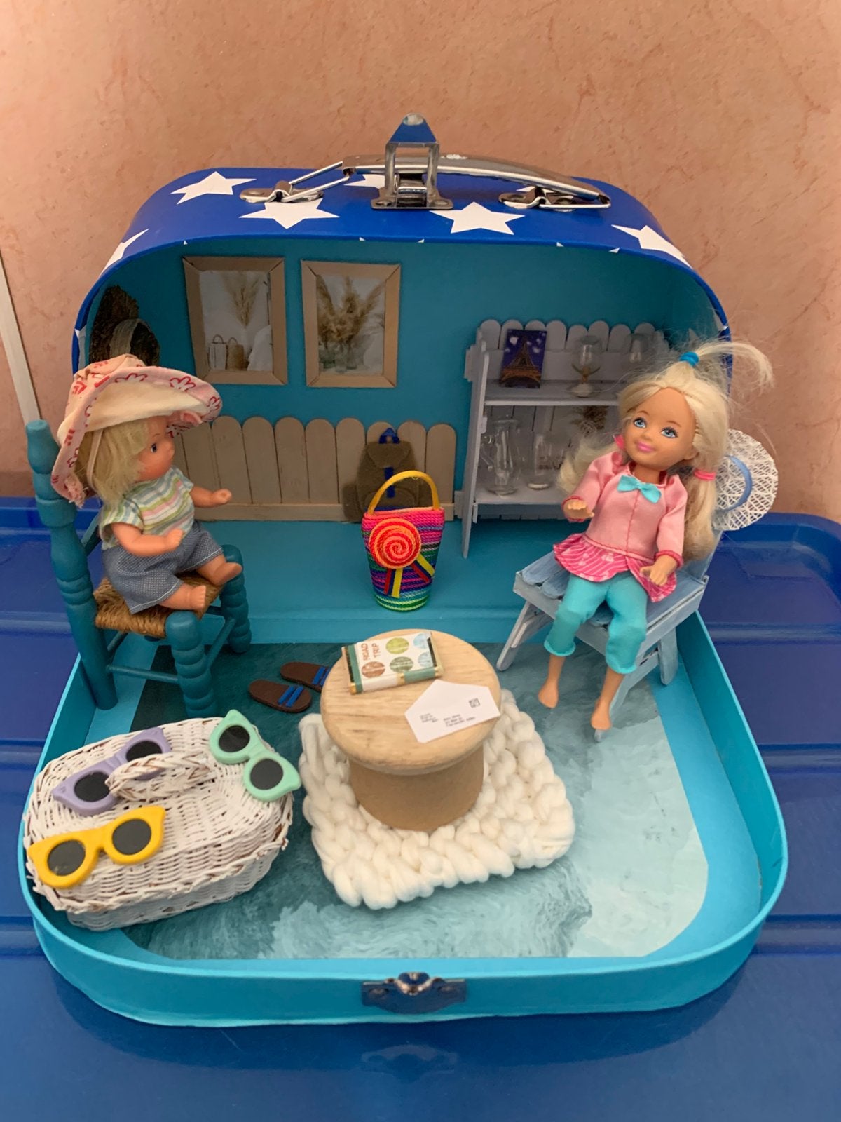 Koffertje ingericht als poppenhuis item strandvakantie, Ophalen of Verzenden, Poppenhuis