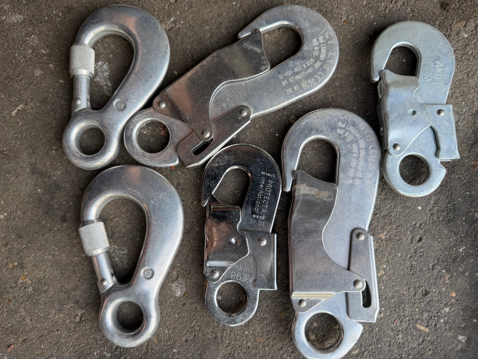 Diverse karabiners en klimhaken, Verzenden, Gebruikt, Klimsport-accessoire