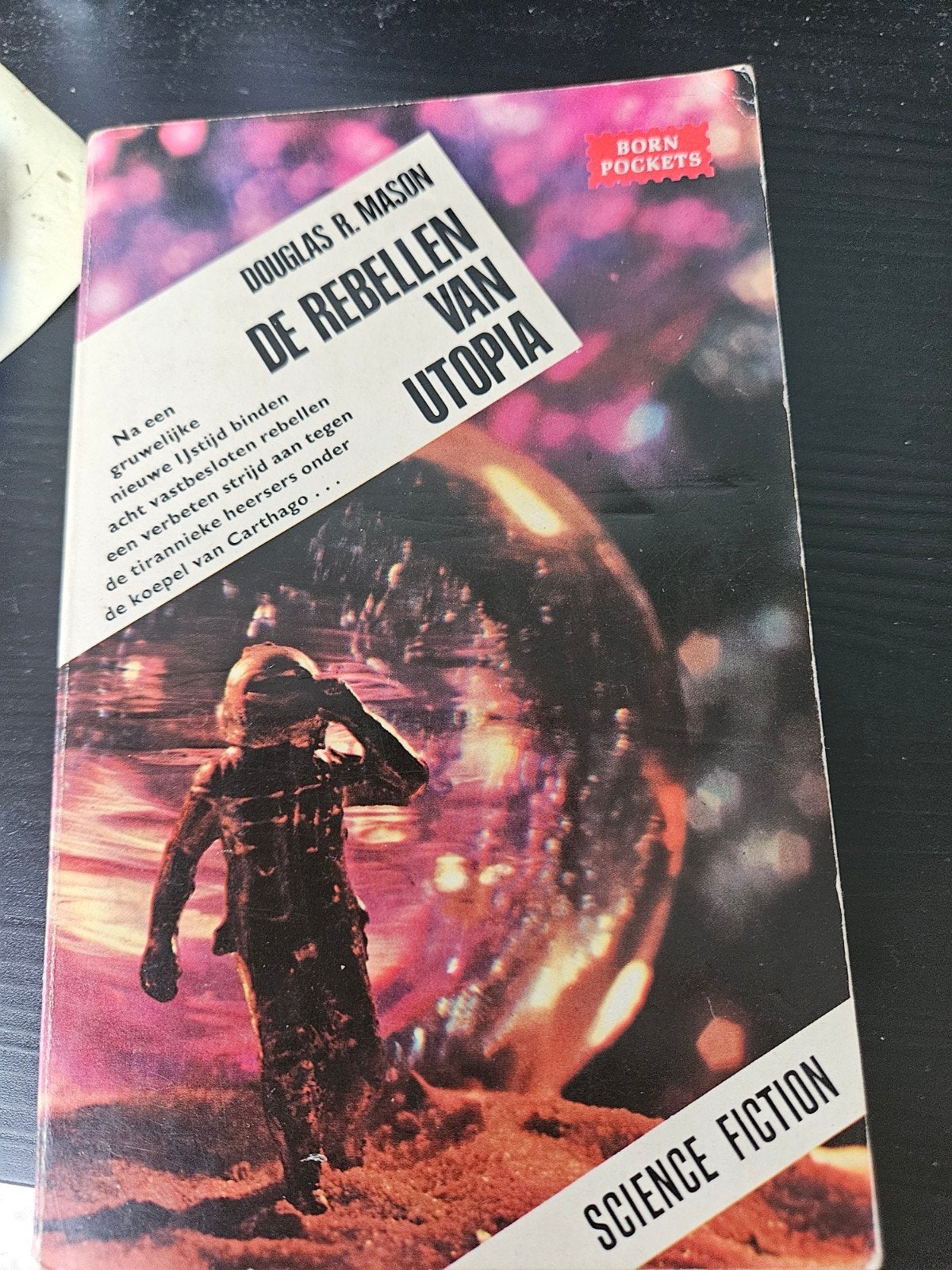 De Rebellen van Utopia - Douglas R. Mason (Born Pockets), Ophalen of Verzenden, Gelezen, Douglas R. Mason
