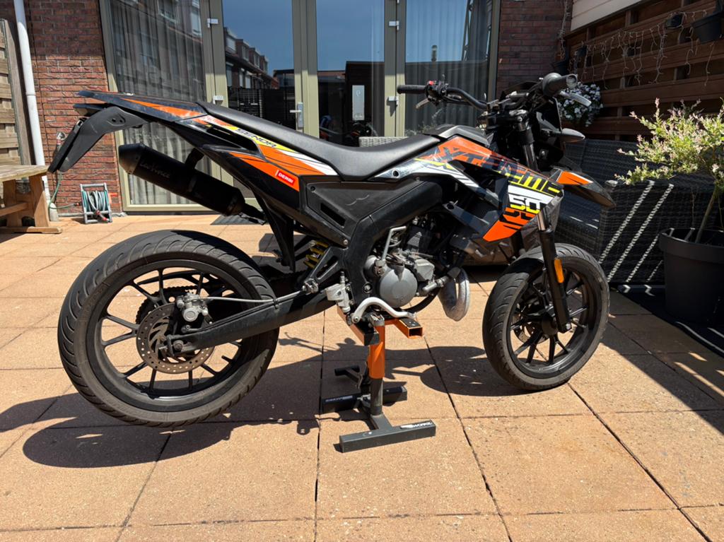 Derbi senda xtreme 2019, Fietsen en Brommers, Brommers | Derbi, Ophalen, 6 versnellingen, Maximaal 45 km/u, Zo goed als nieuw