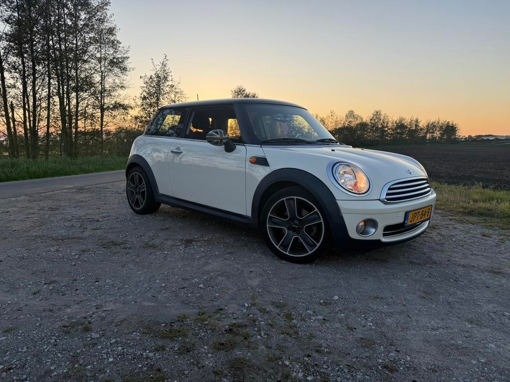 Mini (r56) 1.4 95pk 2008 Wit, Auto's, Voorwielaandrijving, 4 stoelen, Wit, 19 km/l