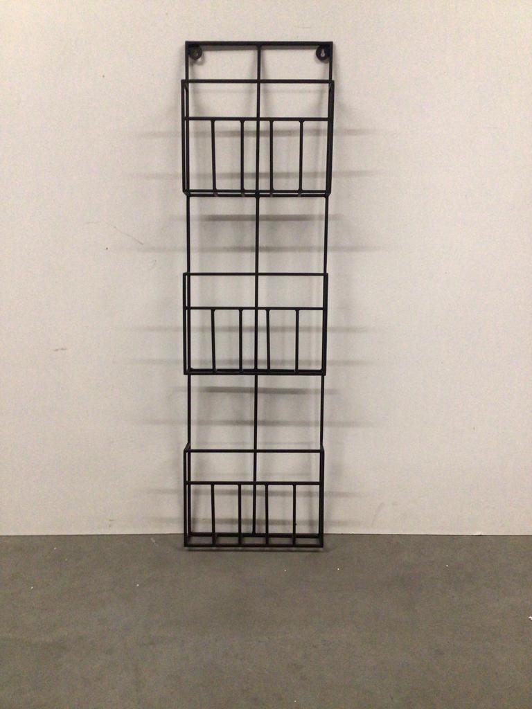 Zwart metalen wandtijdschriftenrek met 3 vakken, Ophalen, Zo goed als nieuw