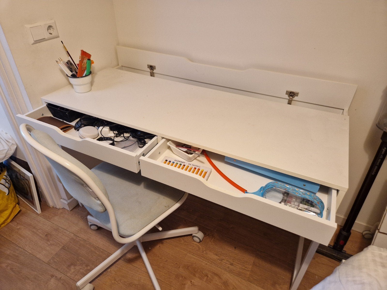 IKEA MICKE Bureau wit (142x50 cm) met bureaustoel, Ophalen, Gebruikt, Spaanplaat of MDF, IKEA