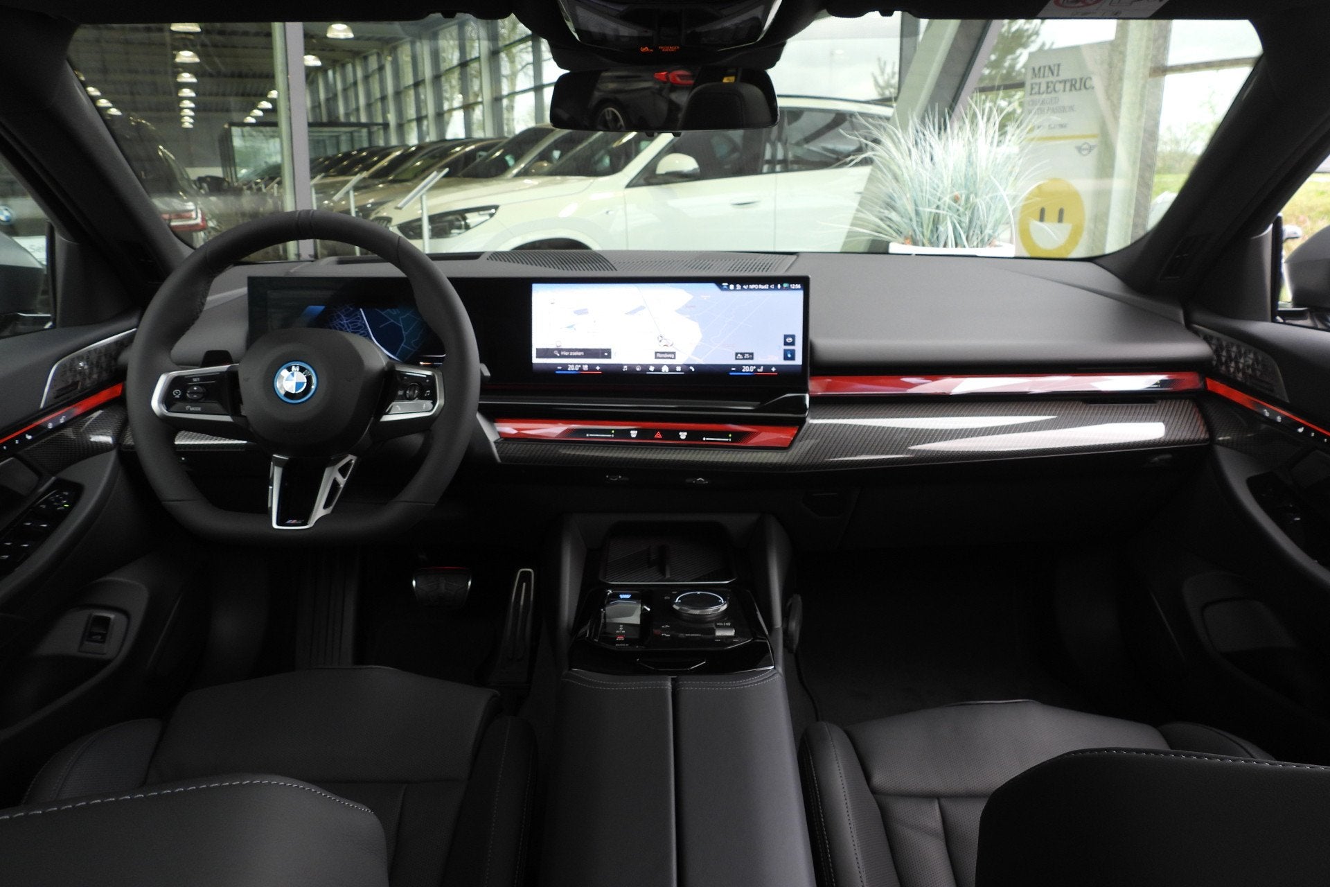 BMW i5 Touring eDrive40 M Sport / Panoramadak / Trekhaak / A, Dealer onderhouden, Achterwielaandrijving, Zwart, Met garantie (alle)