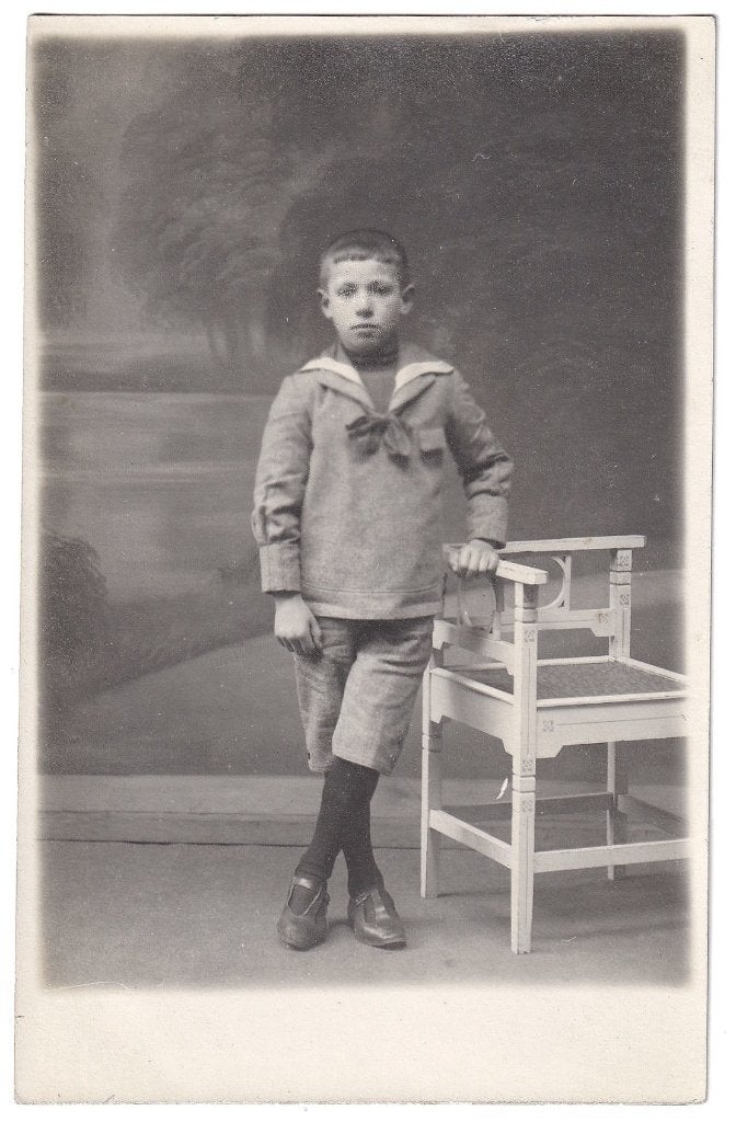 Foto - Kind Jongen Matrozenpakje Stoel Atelier Prinses Gouda, Gebruikt, Foto, Ophalen of Verzenden, Voor 1940