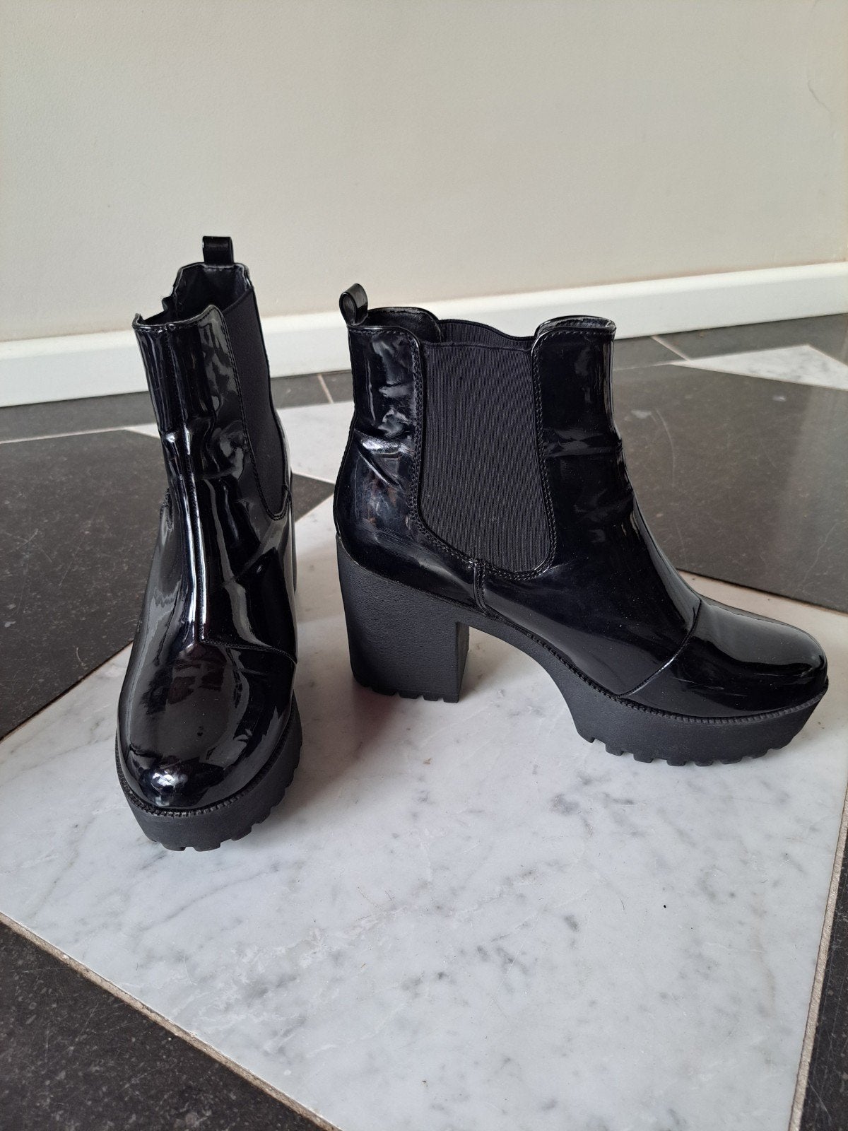 Nieuwe Laklaarzen Enkelhoogte Maat 40, Kleding | Dames, Schoenen, Ophalen of Verzenden, Nieuw, Zwart, Lage of Enkellaarzen