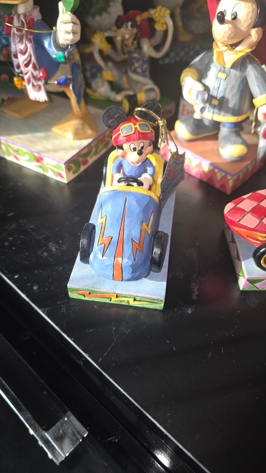 Disney Traditions Mickey Mouse in raceauto met doos, Verzamelen, Ophalen, Mickey Mouse, Zo goed als nieuw, Beeldje of Figuurtje