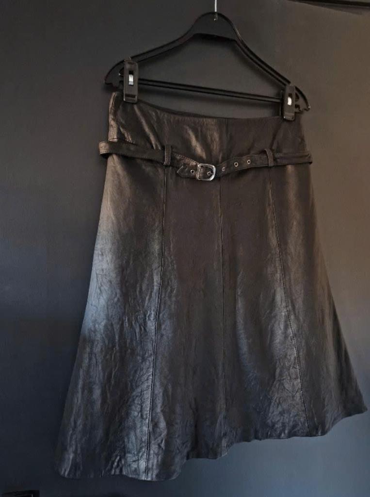 Arma zwart leren 'kreuk' rok A-lijn maat 38 ZGAN, Kleding | Dames, Rokken, Maat 38/40 (M), Zwart, Arma, Ophalen of Verzenden
